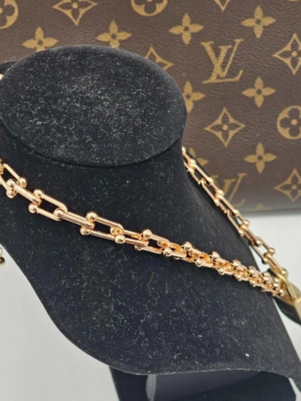 Gold-Plated Necklace with Authentic Louis Vuitton Padlock - Picture 7 of 11